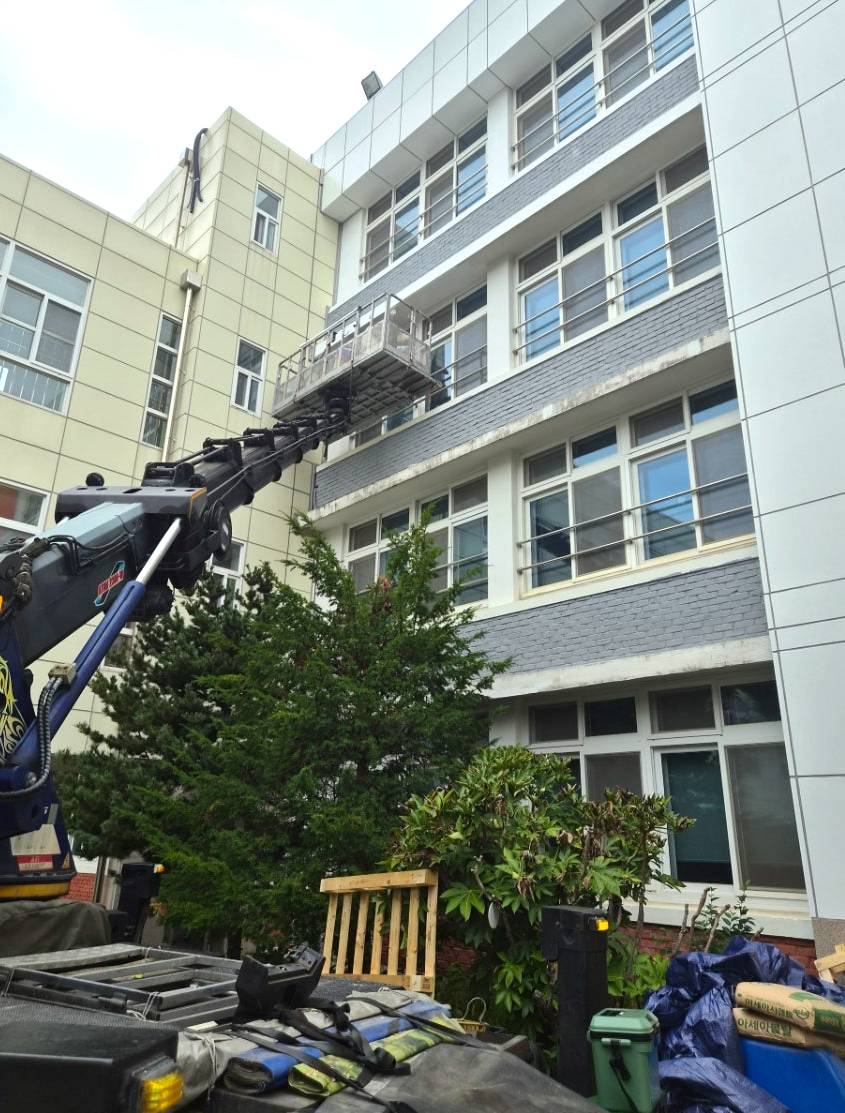 도장 공사전 고소작업차 모습