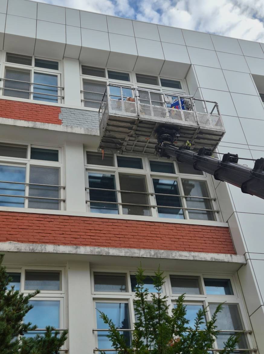 도장 공사중 고소작업차 모습