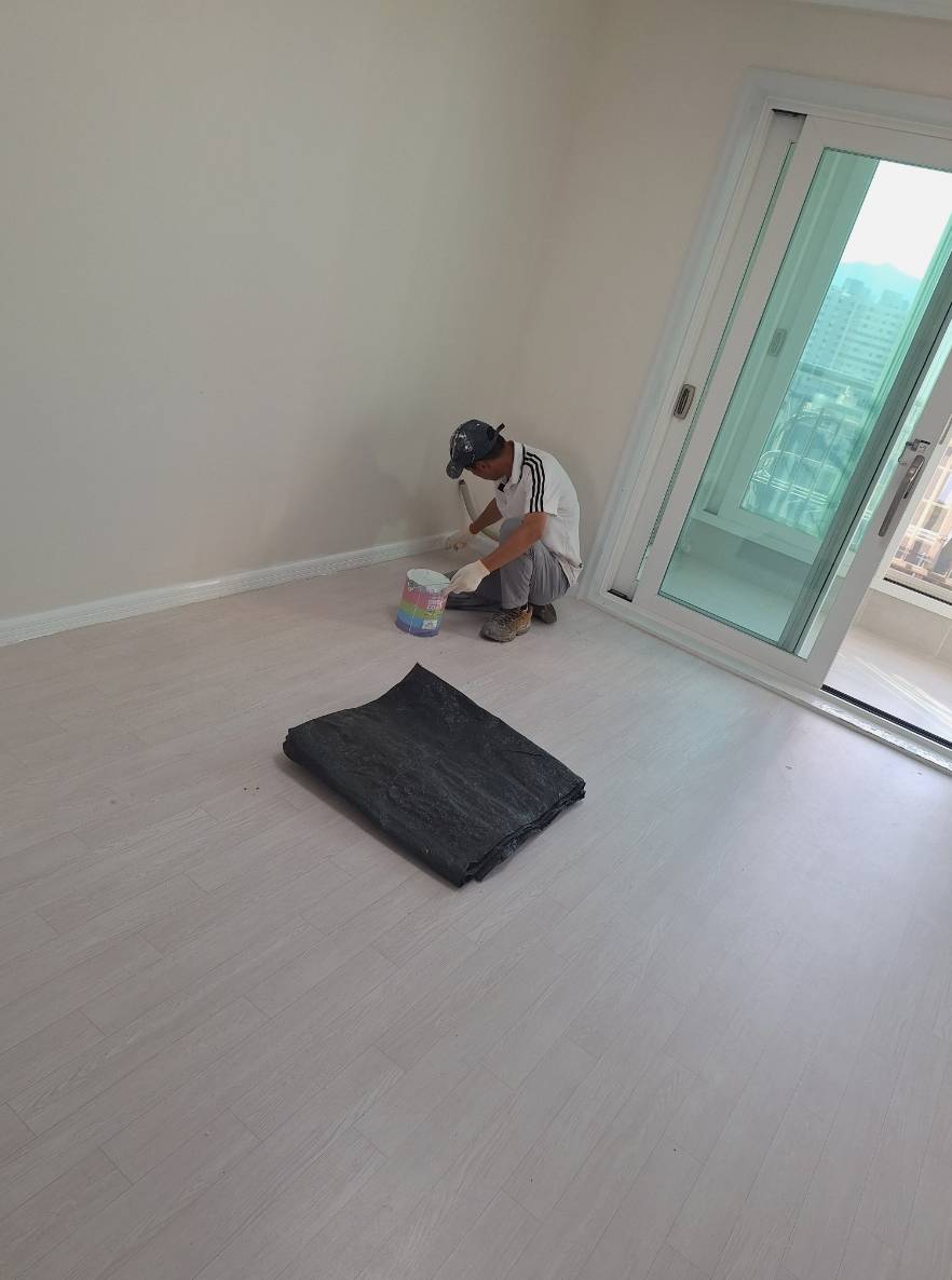 문 도색후 문의 모습